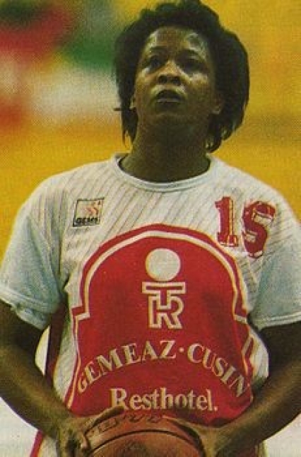 Jennifer Gillom con la maglia di Milano